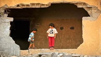  أطفال يلعبون في مبنى مدمر في بلدة حبش في شمال العراق في 25 أبريل 2022 